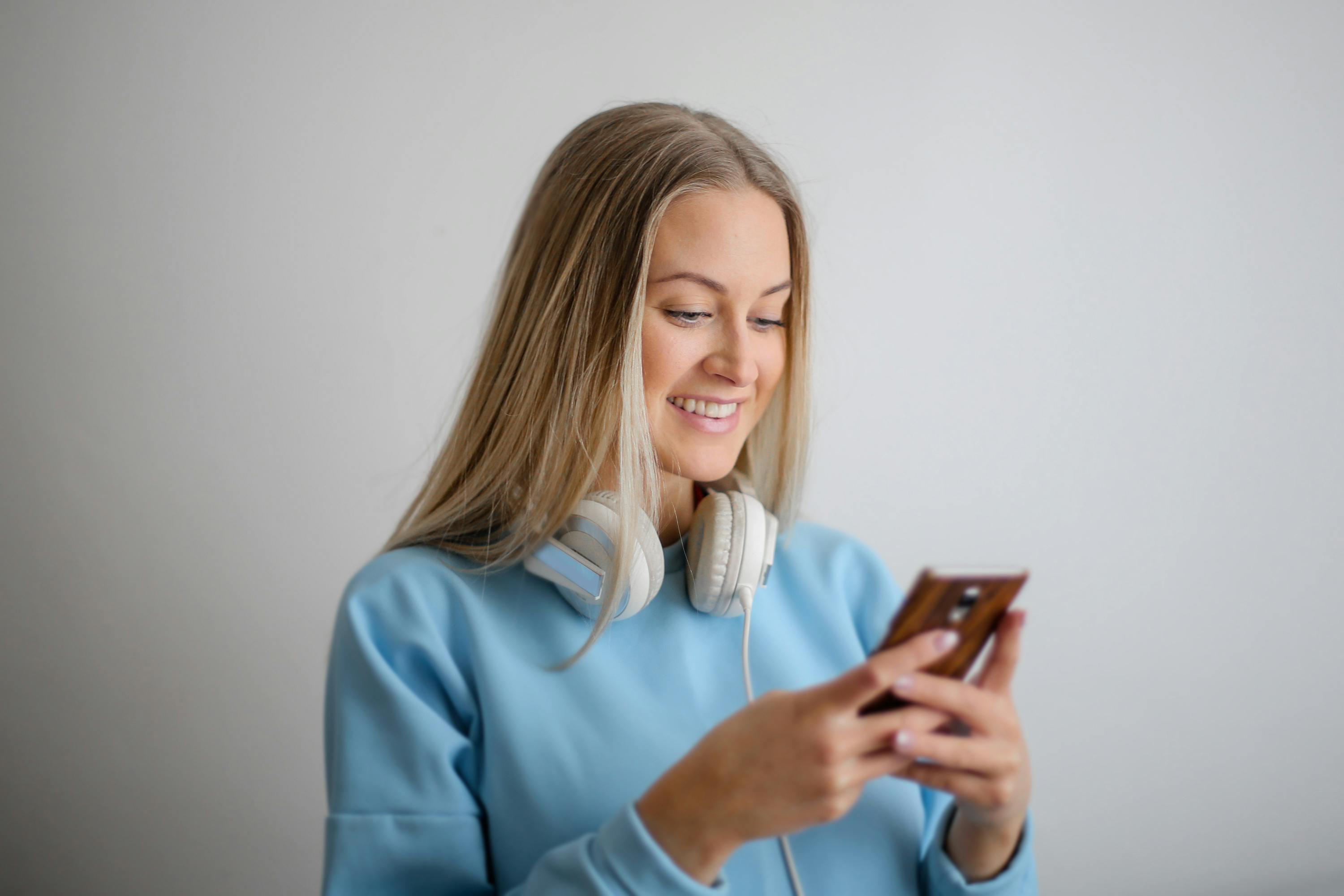 50 Online Dating Conversation Starters For Tinder and Co